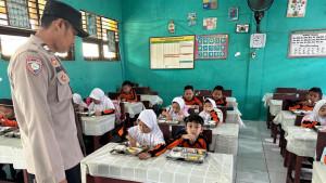 Siswa-di-SDN-2-Semayap-Kabupaten-kotabaru-kembali-menerima-program-MBG-1.jpg