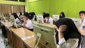 Siswa-kelas-XII-SMAN-1-Banjarmasin-tampak-fokus-mengerjakan-soal.jpg