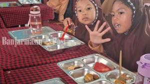 Siswa-salah-satu-sekolah-di-Banjarbaru-santap-MBG.jpg