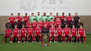 Skuad-Liverpool-bersama-pelatih-dan-staf-foto-bersama-menjelang-Liga-Inggris.jpg