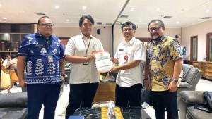 Staf-Ahli-Wali-Kota-Wahyuddin-menyerahkan-usulan-calon-PPPK-Paruh-Waktu-kepada-Kemenpan-RB.jpg