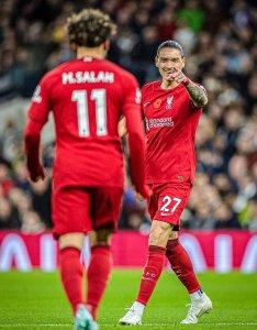 Striker-Liverpool-Darwin-nunez-menunjuk-rekannya-Mohamed-Salah-usai-mencetak-gol.jpg