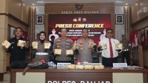 Suasana-Keterangan-Pers-penggagalan-sabu-sabu-ke-wilayah-Kalsel-dari-Kalteng-di-Gambu.jpg