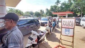 Suasana-antrean-pengemudi-kendaraan-bermotor-di-SPBU-64-70807.jpg