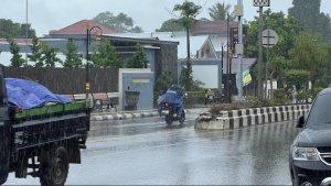 Suasana-arus-lalulintas-di-pertigaan-Pelabuhan-Ferry-Jalan-Ahmad-Yani.jpg