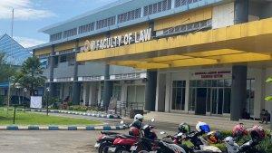Suasana-di-depan-gedung-Fakultas-Hukum-ULM-Banjarmasin-Senin-872024.jpg