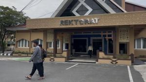 Suasana-di-depan-gedung-Rektorat-kampus-UIN-Antasari-Banjarmasin2.jpg