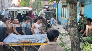 Suasana-di-rumah-duka-Warga-sekitar-sedang-membantu-mengangkat.jpg