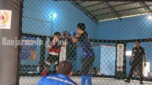 Suasana-duel-atlet-MMA-Porprov-XII-Kalsel-di-Gedung-Serbaguna-Desa-Bumijaya-Selasa-411-siang.jpg