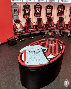 Suasana-kamar-ganti-milik-klub-AC-Milan-mewah-dan-penuh-dengan-intereor-berkelas.jpg