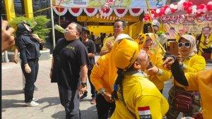 Suasana-kemeriahan-lomba-mengisap-dot-berisi-air-sirupKetua-AMPG-Roy-Satria-pun-ikut-lomba.jpg
