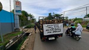 Suasana-ketika-Tyo-angkut-delapan-pikap-kayu-untuk-bahan-bakar-haul-guru-sekumpul.jpg