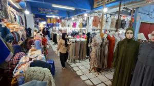 Suasana-kios-pedagang-pakaian-di-Pasar-Sentra-Antasari-Banjarmasin-Selasa-7102025.jpg