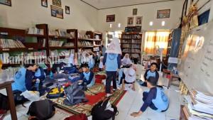 Suasana-para-siswa-kelas-5-SDN-Sungai-Miai-7-saat-menempati-Ruang-Perpustakaan.jpg