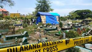 Suasana-pembongkaran-kuburan-almarhum-Irna-36-di-Makassar.jpg