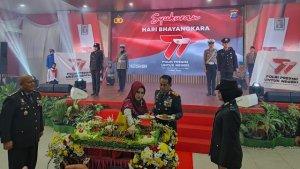 Suasana-pemotongan-tumpeng-mewarnai-syukuran-Hari-Bhayangkara-ke-77-oleh-Polda-Kalsel.jpg