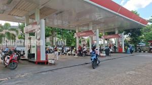 Suasana-pengisian-Pertalite-dan-Pertamax-di-SPBU-di-Jalan-Trikora-Banjarbaru-Jumat-7112025.jpg