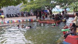 Suasana-pengunjung-saat-berada-di-kolam-renang-umum-Kompleks-Lambung-Mangkurat4.jpg