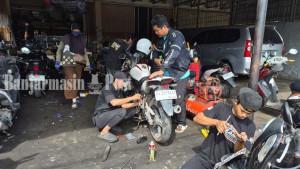 Suasana-perbaikan-sepeda-motor-di-bengkel-Jalan-Pramuka-Banjarmasin2.jpg