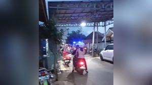Suasana-ramai-di-depan-rumah-warga-diduga-ada-maling-yang-diamankan.jpg