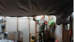 Suasana-rumah-Johansyah-yang-atap-nya-rusak-diterjang-angin-kencang-pada-Sabtu-malam.jpg