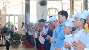 Suasana-salat-jenazah-untuk-KH-Zarkasyi-Hasbi-Lc.jpg