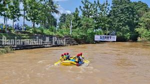 Suasana-simulasi-arung-jeram-di-Bendungan-Bajuin.jpg