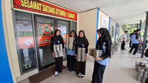 Suasana-siswa-siswi-di-SMKN-1-Gambut-membagikan-MBG-di-sekolahnya.jpg