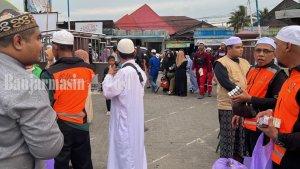 Sukarelawan-bantu-jemaah-haul-ke-3-Guru-Zuhdi-di-Masjid-Jami-Banjarmasin-Sabtu-08032023.jpg