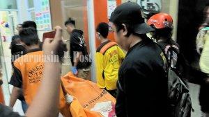 Sukarelawan-bawa-mayat-laki-laki-ke-Instalasi-Pemulasaraan-RSUD-Ulin-Banjarmasin-17072023.jpg