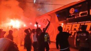 Supporter-nyalakan-Kembang-api-saat-bus-Barito-Putera-keluar-dari-Stadion-Demang-Lehman.jpg