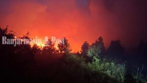 TERBAKAR-Api-berkobar-di-lahan-kawasan-Pengayuand.jpg