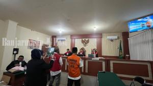 TERDAKWA-AB-kiri-dan-MF-kanan-saat-disumpah-as.jpg