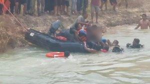 TIM-Rescue-gabungan-mengangkat-tubuh-bocah-yang-tenggelam-di-lubang-eks-tambang.jpg