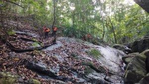 TIM-SAR-gabungan-menyisir-di-area-air-terjun-Senin-1111-pagi.jpg