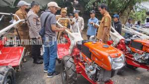 TINJAU-ALSINTAN-Bupati-Tabalong-HM-Noor-Rifani-sSS.jpg