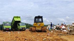 TPA-BONGKANG-Dua-truk-dan-alat-berat-yang-sedang-berada-di-TPA-Bongkang1.jpg