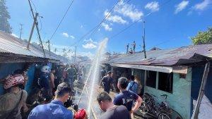 Tahap-pembasahan-yang-sedang-dilakukan-oleh-pihak-relawan-Damkar-se-Banjarmasin.jpg
