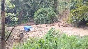 Tampak-sebuah-mobil-pikap-tertimbun-tanah-longsor-di-Jalan-Batulicin-Kandangan.jpg