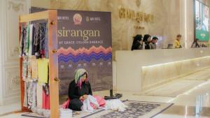 Tamu-hotel-Grand-Qin-Banjarbaru-melihat-proses-pembuatan-kain-sasirangan.jpg
