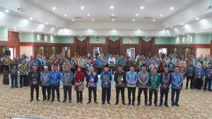 Teks-foto-2-Foto-bersama-Gubernur-Kalsel-H-Muhidin-usai-pembukaan-FGD-t.jpg