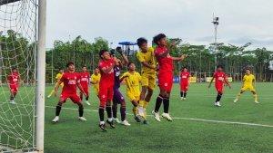 Tendangan-pojok-Barito-Putera-saling-rebut-bola-atas-di-depan-gawang-Semen-Padang.jpg