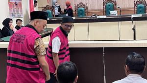 Terdakwa-Aulia-Rahman-dan-Noor-Muhammad-saat-hendak-menjalani-sidang-perdana.jpg