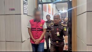 Tersangka-SB-saat-digiring-dari-Kejari-Tabalong-untuk-dilakukan-penahanan.jpg