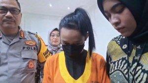 Tersangka-YR-saat-digiring-petugas-ke-Mapolda-Kaltim-1.jpg