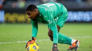 Tiga-pemain-AC-Milan-mendapatkan-banyak-minat-di-bursa-transfer-Mike-Maignan.jpg