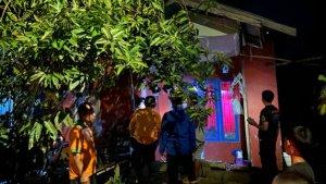 Tim-Gabungan-saat-mendatangi-lokasi-rumah-ambruk-di-Jalan-Tembus-Mantui.jpg