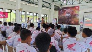 Tim-Honda-Dream-Cup-Tour-saat-beekunjung-ke-SMKN-1-Tapin-Selatan.jpg