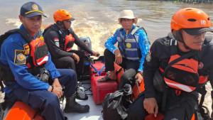 Tim-SAR-Basarnas-Banjarmasin-saat-melakukan-pemcarian-terhadap-jasad-korban.jpg