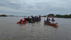Tim-SAR-gabungan-saat-berhasil-melakukan-evakuasi-korban-tenggelam-di-Sungai-Barito.jpg